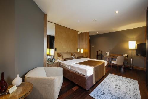 Queen room with spa bath