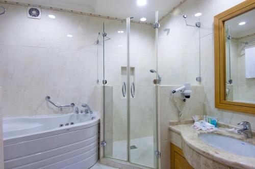 Queen room with spa bath