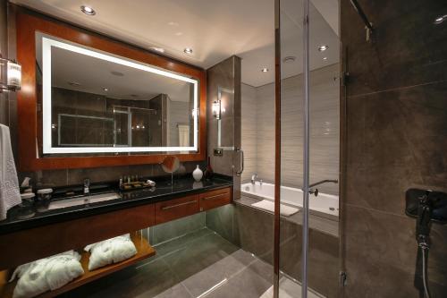 Queen room with spa bath