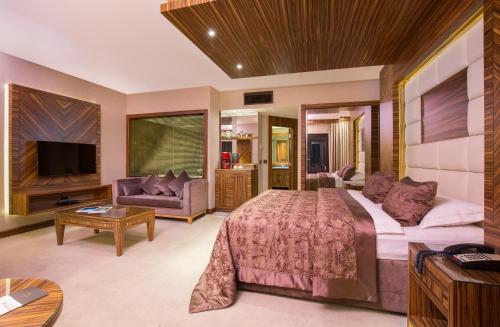Queen room with spa bath