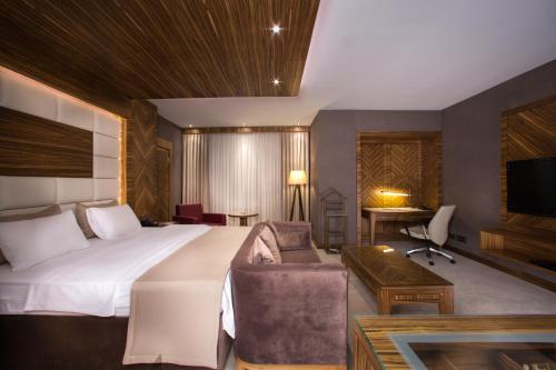 Queen room with spa bath