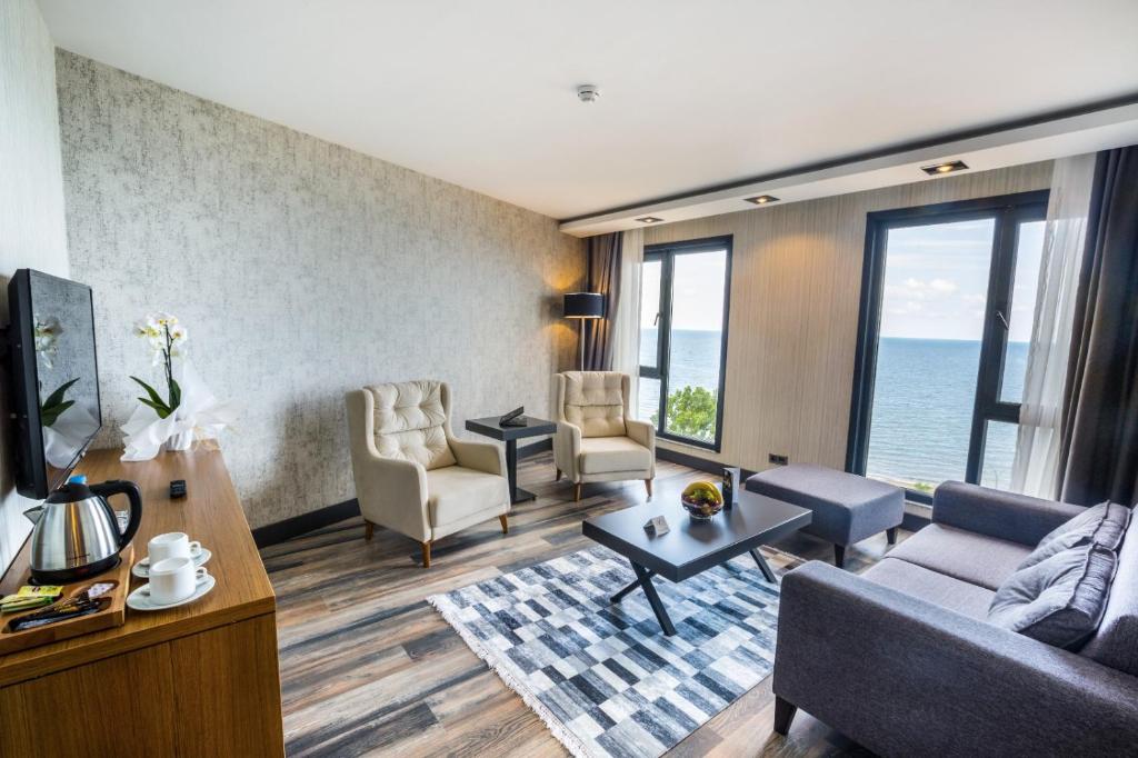 senior suite with extra bed and sea view