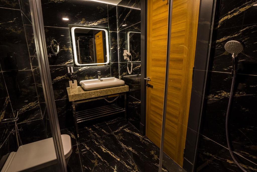 senior suite with extra bed and sea view