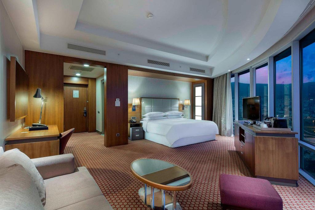 deluxe guest room , club level , larger guest room , 1 king