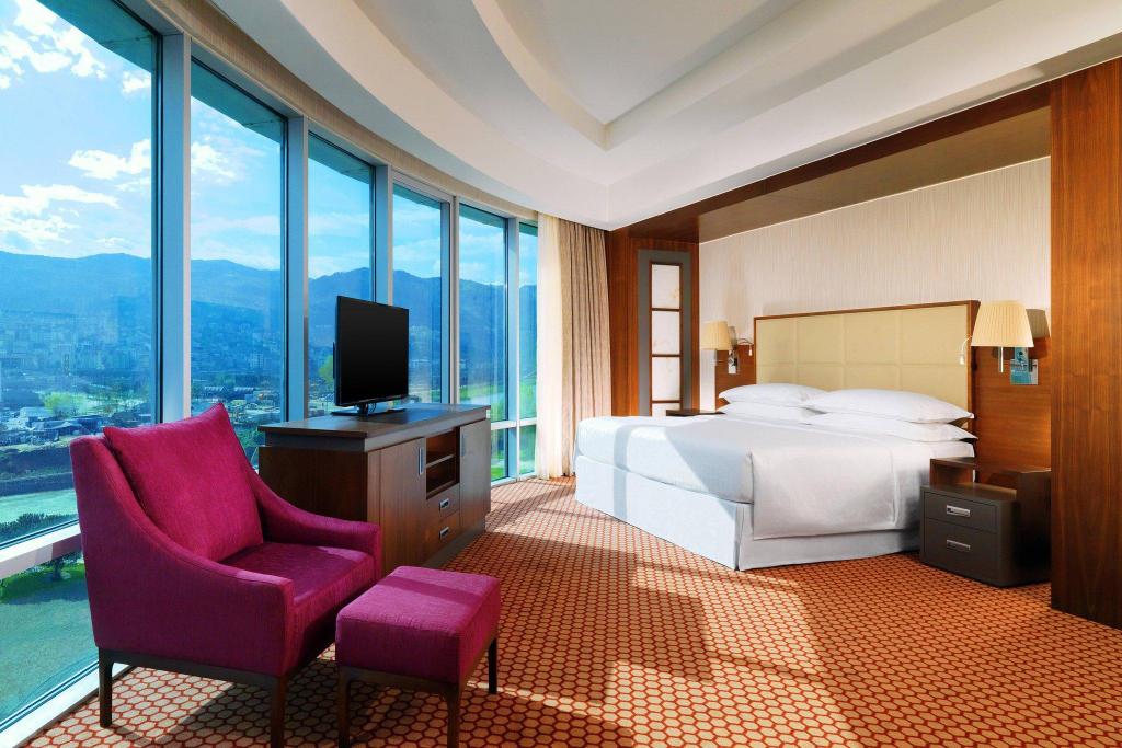 deluxe guest room , larger guest room , 1 king , corner room