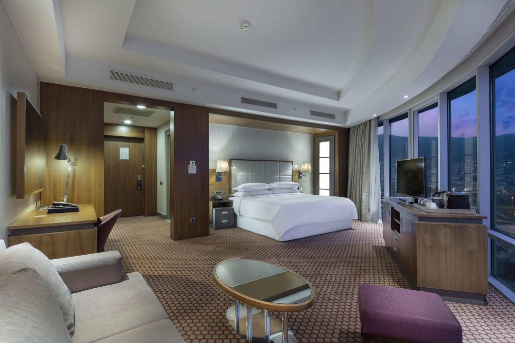 deluxe guest room , larger guest room , 1 king , corner room