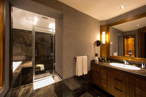 Queen room with spa bath