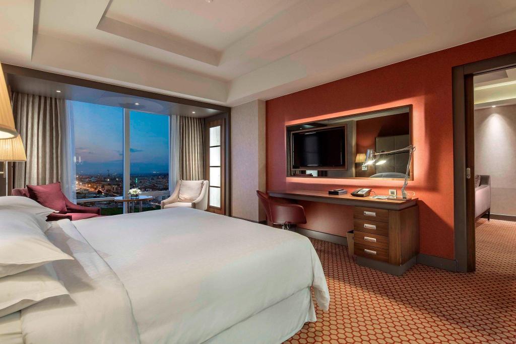 suite with living room , club level , 1 king , city view