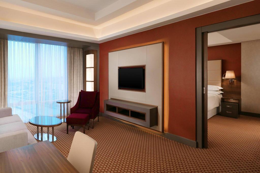 suite with living room , club level , 1 king , city view