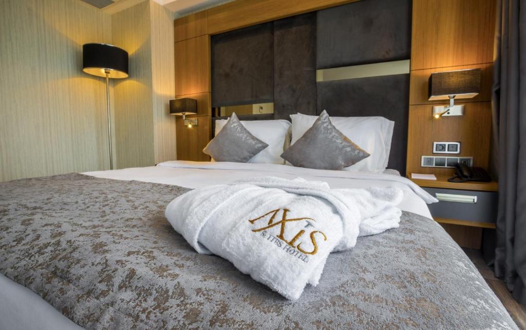 deluxe king room with sofa bed and sea view