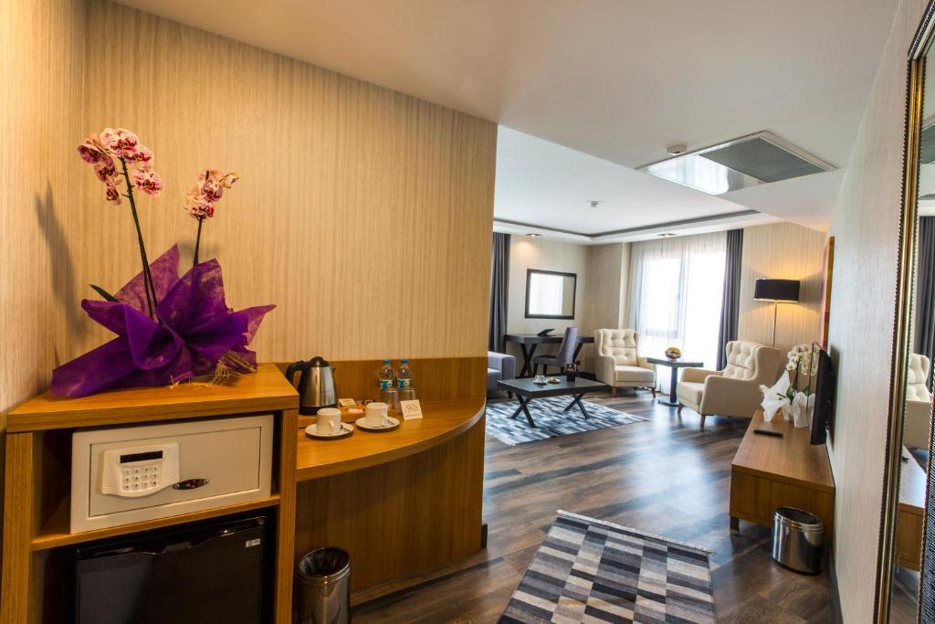 deluxe king room with sofa bed and sea view