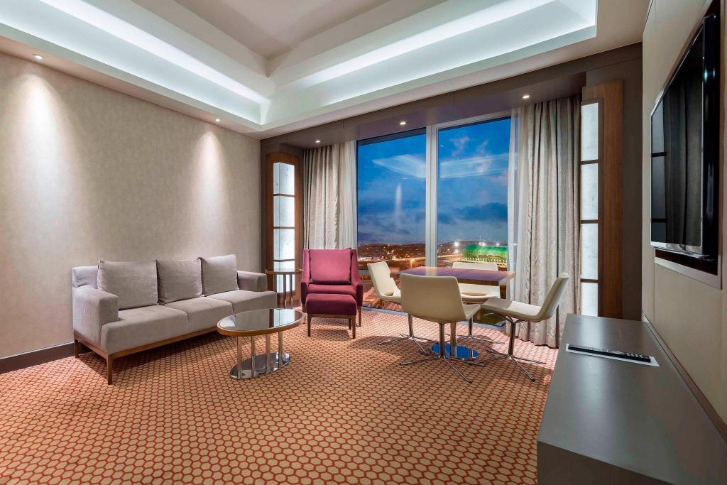 Deluxe suite , club level , 1 bedroom larger suite . 1 king