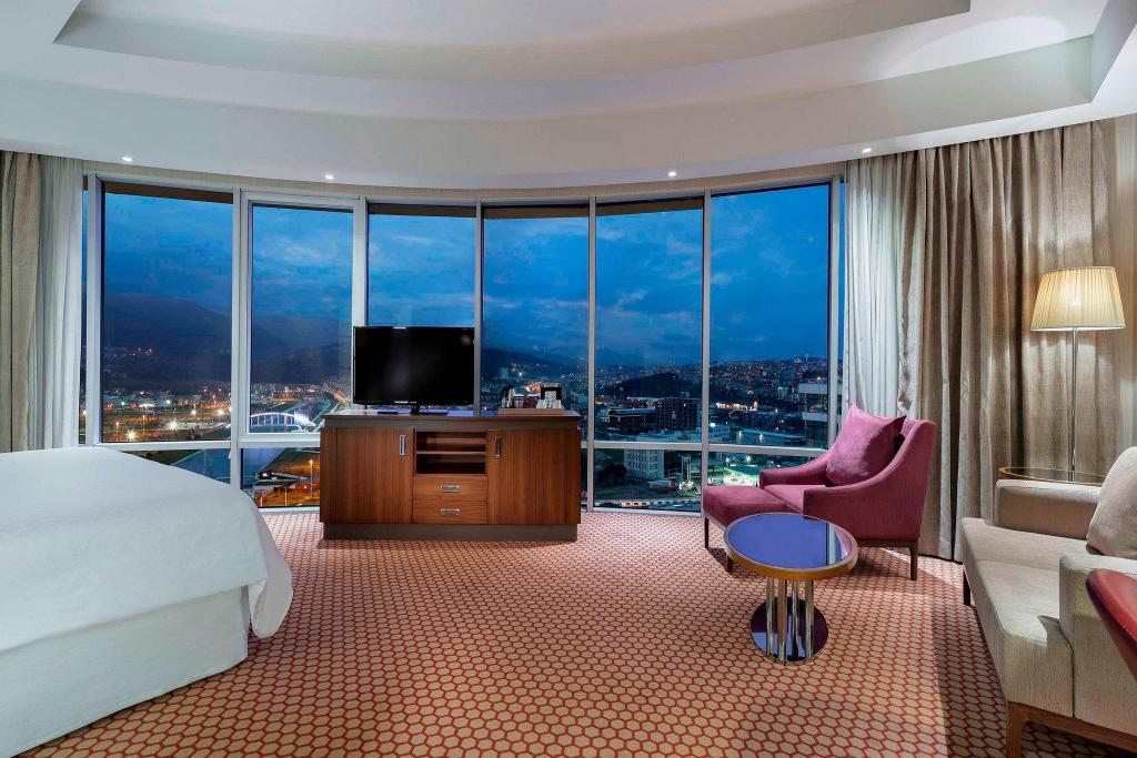 Deluxe suite , club level , 1 bedroom larger suite . 1 king