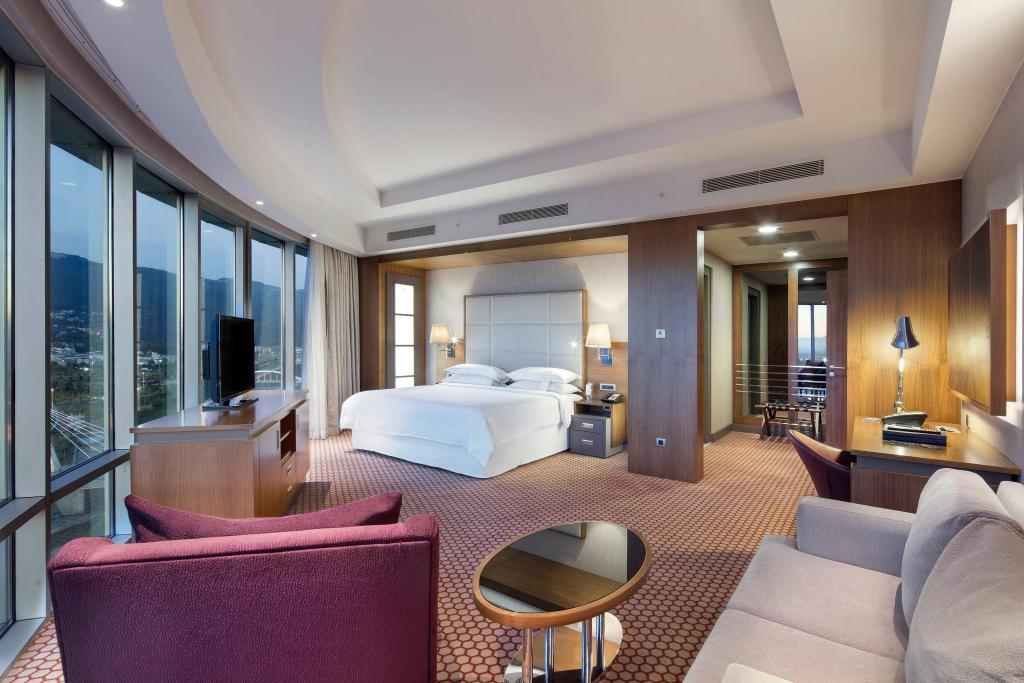 Deluxe suite , club level , 1 bedroom larger suite . 1 king