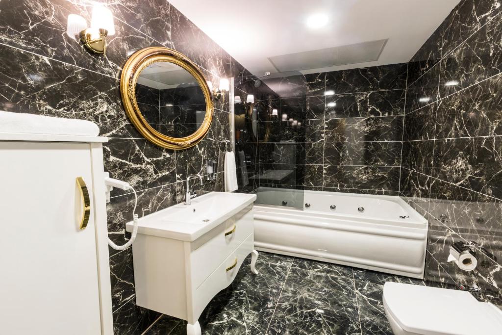 three bedroom apartment with sea view and balcony