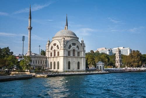 مسجد دولما بهجة في اسطنبول الأسيوية