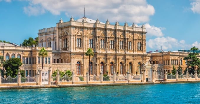 قصر دولمة بهجة في اسطنبول