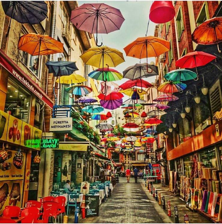 شارع المظلات في كاديكوي